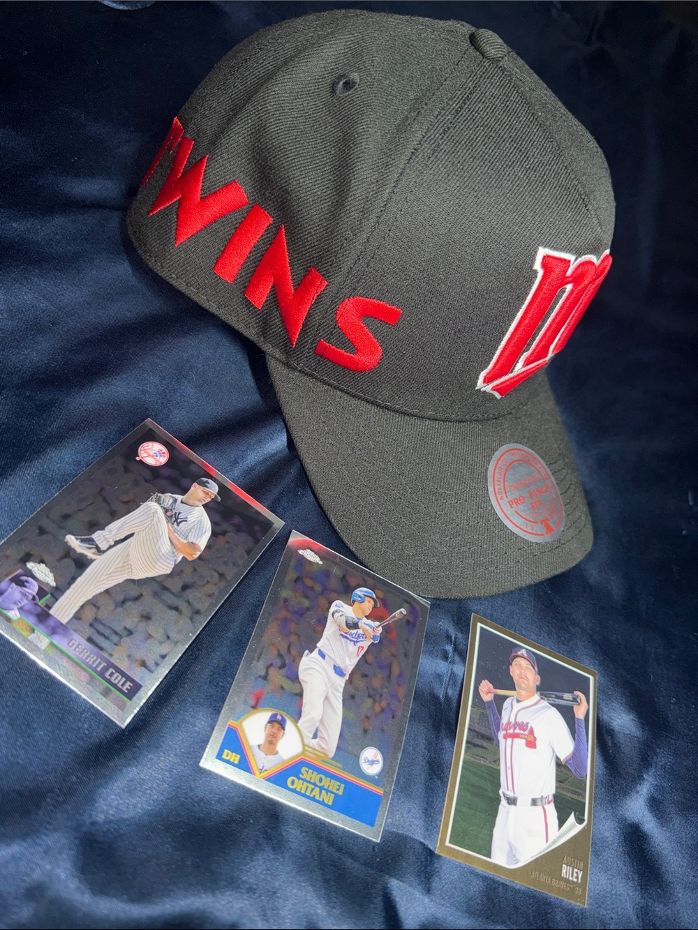 Topps Black&Red MN Twin’s Limited Edition Baseball Cap Including Baseball Cards